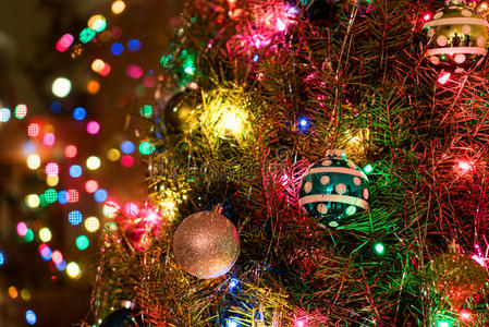 圣诞背景，圣诞树与装饰品和装饰