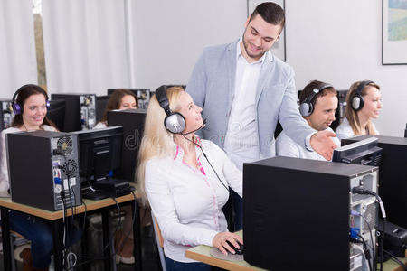 老板和他的呼叫中心团队在办公室照片