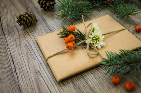 圣诞礼物用牛皮纸包裹，带有自然装饰。 角度观察