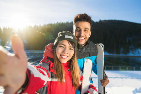 跑车滑雪和滑雪板度假村自拍照片冬季雪山混合种族男子妇女