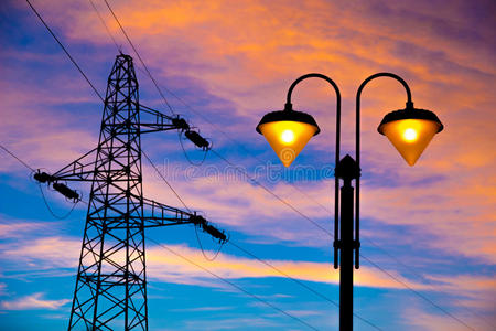日落时的电塔和路灯