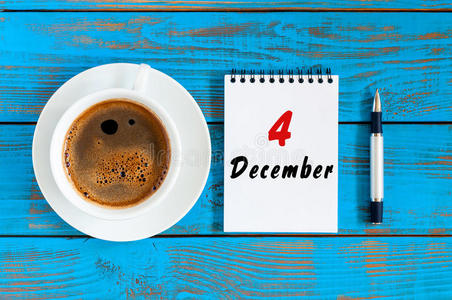 12月4日。 每月4日，顶部查看日历的非正式工作场所背景与咖啡杯。 冬天的时候