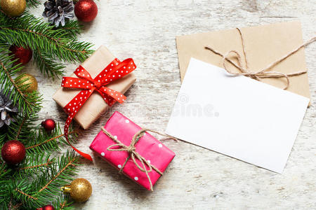 圣诞贺卡与信封白色木制背景