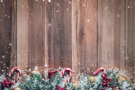 木制背景上有雪的圣诞装饰品