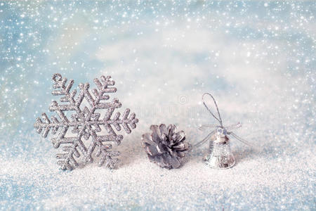 圣诞玩具雪花，冷杉锥，寒假背景的铃铛