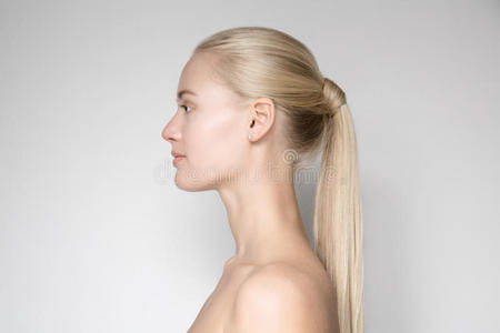 金发美女马尾图片