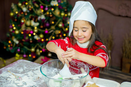 孩子们在烤圣诞饼干
