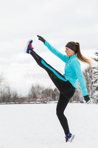 跑步 运动 冬天 适合 自然 活动 拉伸 寒冷的 健身 公园