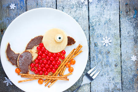 牛翅煎饼给孩子们早餐圣诞节和新年乐趣食品艺术