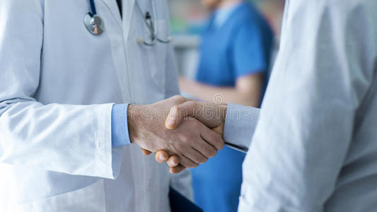 医患握手照片图片