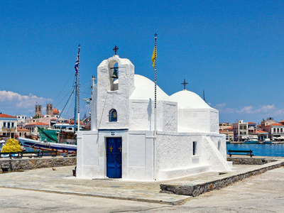 希腊爱琴那岛港口的阿吉奥斯尼古拉奥斯