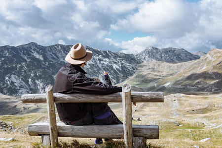 父亲和小女儿在秋天的山上旅行，蒙特内格尔