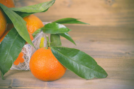 有叶子的新鲜橘子。