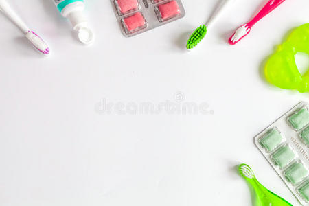 白色背景的牙科护理牙刷