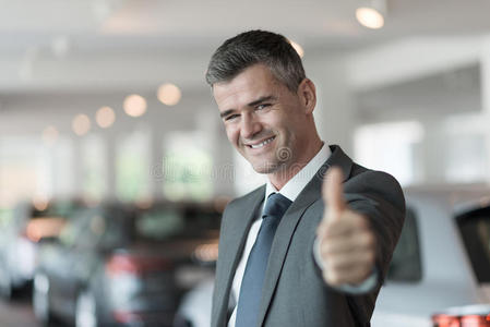 汽车推销员竖起大拇指
