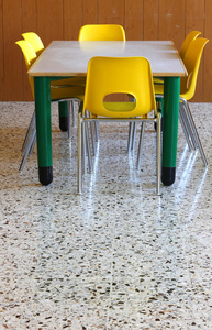 婴儿室 教室 操场 小孩 桌子 家具 学校 物体 房间 托儿所