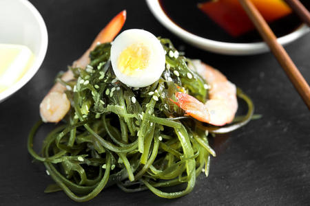 美味的新鲜海藻中国沙拉