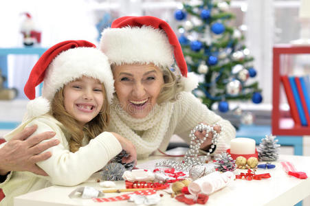 奶奶和孩子图片