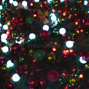 圣诞树上的圣诞球和灯