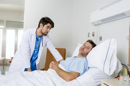 医生咨询躺在病床上的病人，谈论担心给诊断带来坏消息