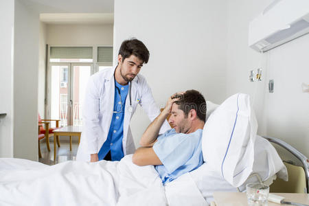 医生咨询躺在病床上的病人，谈论担心给诊断带来坏消息