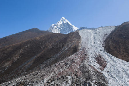 美丽的山景在去珠穆朗玛峰大本营的路上