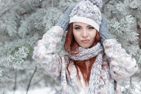 美丽开朗，可爱，红头发，戴着帽子，围巾，在美丽的森林仙女里玩雪