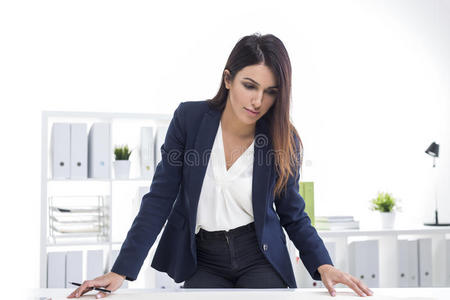 棕色头发的女人在办公室看文件