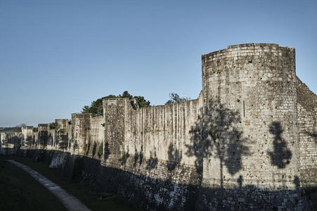 中世纪的塔楼和城墙