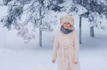 松木 肖像 公园 衣领 寒冷的 外套 冬天 女人 降雪 眼睛