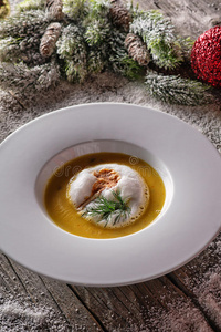 白色盘子里的鱼汤和圣诞装饰品，现代美食