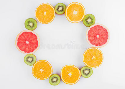 水果混合柚子，橘子和猕猴桃