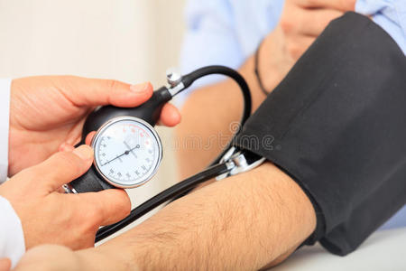 医生测量血压