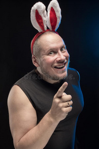 有兔子耳朵的喜剧演员，在圣诞节和新年前夕