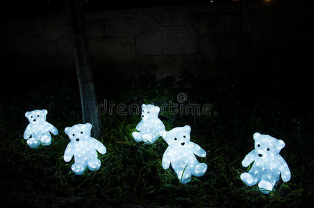 五颜六色的圣诞装饰品熊在街上。 圣诞灯，照亮的城市