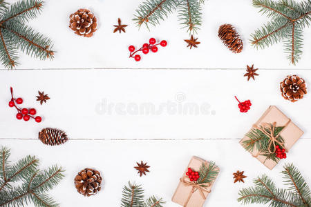 圣诞背景与圣诞礼物，冷杉枝，松果，雪花，红色装饰。 圣诞节和新年快乐