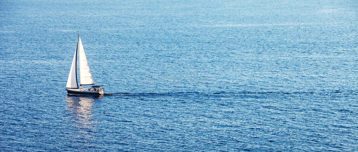 孤帆海上孤舟照片