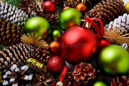 圣诞背景与红色装饰品，绿色球和松树公司