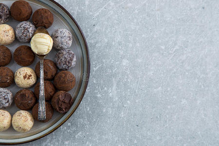 什锦巧克力松露与可可粉，椰子和切碎的榛子在甜点