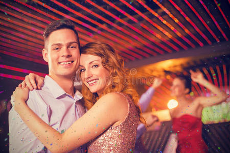 微笑夫妇在酒吧里拥抱对方的复合图像