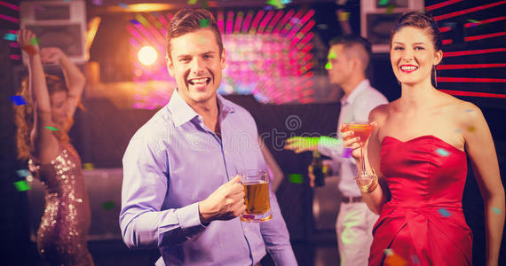 微笑的夫妇在跳舞时拿着一杯啤酒和鸡尾酒的复合图像
