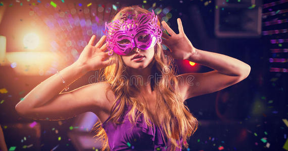 化妆舞会在舞池上跳舞的女人的复合形象照片