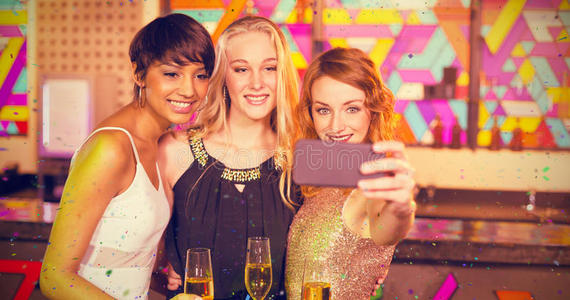 女性朋友在喝香槟时从手机自拍的复合图像