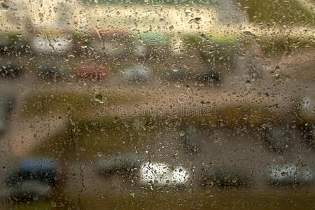 汽车通过窗户停车与雨