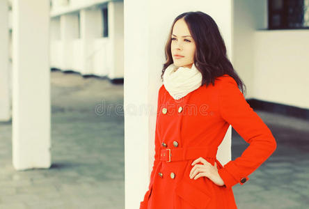 冬天穿着红色外套夹克和围巾的时尚漂亮的年轻女人