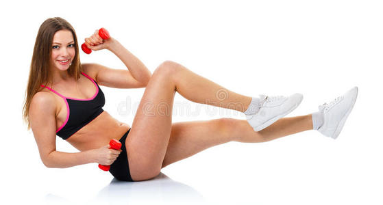漂亮的运动女人带着哑铃做运动锻炼，孤立在白色上