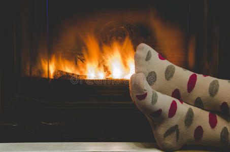 所有家庭的袜子里的脚都被舒适的火变暖了