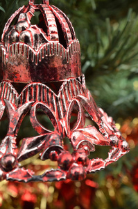 特写老式金属钟圣诞树装饰品