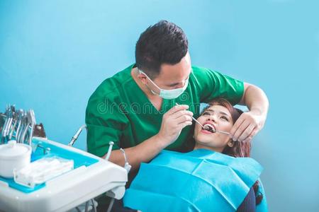 牙医照顾女性病人