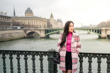 女子站在桥上的图片图片